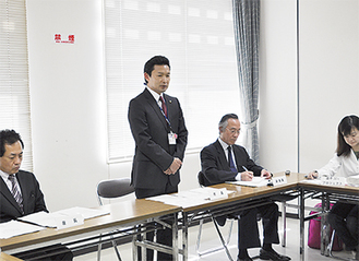 検討会の参加者に７月までの方針を説明する平井市長（写真中央）