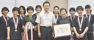 平井市長（写真中央）に優勝を報告する逗子なぎさのメンバーら（＝７日、逗子市役所）