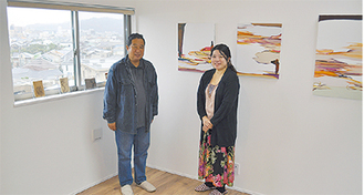 ギャラリーを開いた長島さん（左）と作品を展示している画家の福室さん