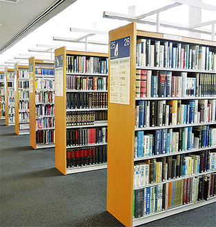約15万冊の蔵書が並ぶ逗子市立図書館