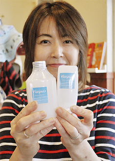 商品を紹介する隅田さん。ジェルタイプの保湿液はチューブとボトルの２種類