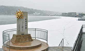 雪化粧された逗子海岸（＝先月24日、東浜）