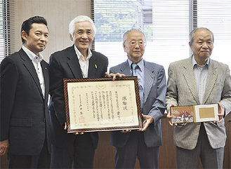 平井市長（左）に受賞を報告する「共生’95」のメンバーら