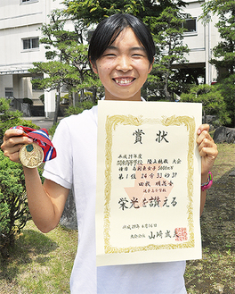 関東大会優勝の賞状とメダルを手に意気込む田牧さん
