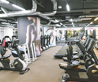 開放感のあるマシンジム。広々したスタジオやスパなども備える