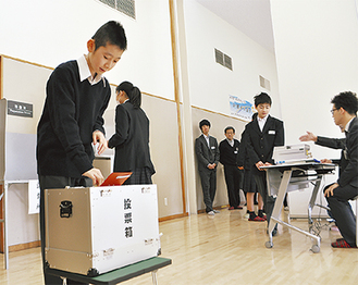 架空の市長選で票を投じる中学生（＝10日、体験学習施設）