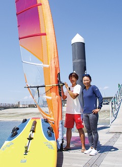 葉山新港を拠点に練習に励む須長選手（左）と小菅さん