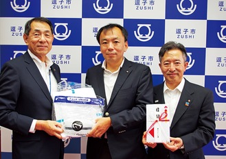 （右から）横山健幹事、大野会長、桐ケ谷市長