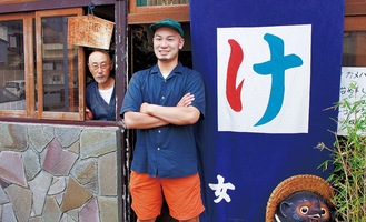 店の前に立つ太郎さん（右）と昌男さん