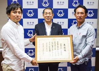 （左から）小林さん、桐ケ谷市長、岡田さん