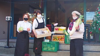 コスタルテ葉山の前で野菜を持つ阿部さん（右）と同店スタッフ