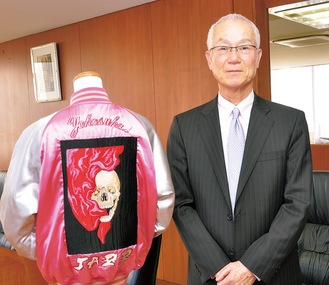 同大の名誉教授である横地千仭（よこちちひろ）氏デザインのアナトミーアートを刺繍したお気に入りのスカジャンと一緒に