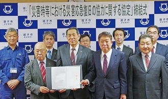 （前列左から）眞喜志執行委員長、桐ケ谷市長、梶川組合長