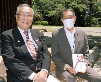 寄贈したベンチに座る桐ケ谷市長（右）と歌代会長（提供）