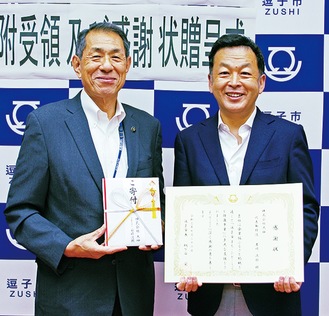 岩崎社長（右）と桐ケ谷市長
