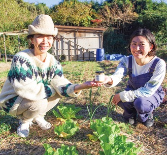 不耕起栽培に取り組む畑で「ドレッシング」を手にするＭｉｋｋｏさん（左）とマリさん