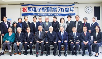 実行委員会が立ち上がり、矢部さん（前列左から4人目）が委員長に、三田村さん（同5人目）は相談役に就任した