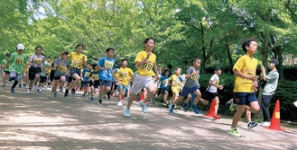 全速力で走る小学生たち