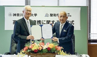 協定書を交わした武藤理事長(右)と鹿島理事長(同左)