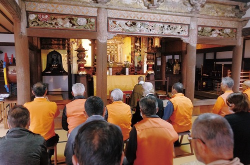 住職の読経を聞く参加者