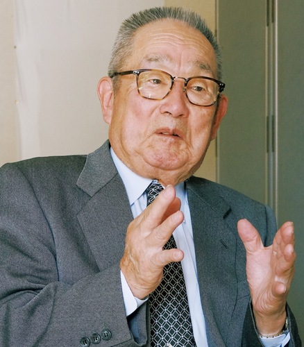 インタビューに答える栁会長