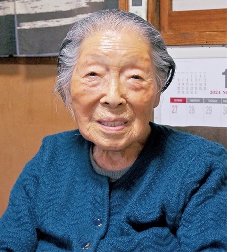 思い出話に笑顔をみせる秋元さん