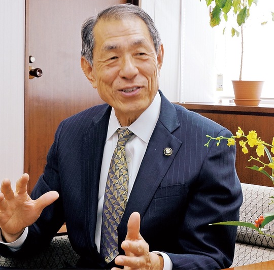 インタビューに答える桐ケ谷市長