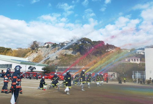 昨年の一斉放水＝葉山町消防本部提供
