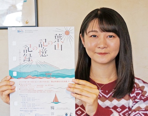 チラシを手にＰＲする高木さん