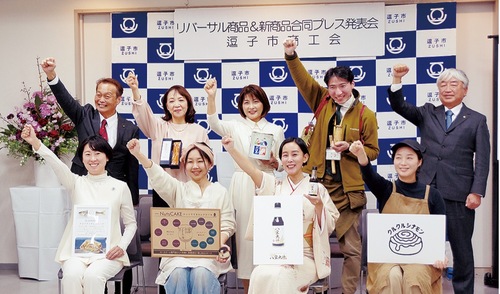 「商売繁盛」と気合を入れる参加者ら