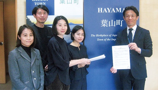 山梨町長に要望書を提出した「葉山で育てる」メンバー＝浅見さん提供