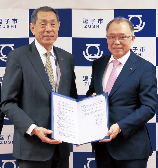 協定書を交わした桐ケ谷市長（左）とＺＥＮ大学の山中伸一理事長