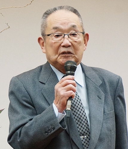 あいさつする栁会長