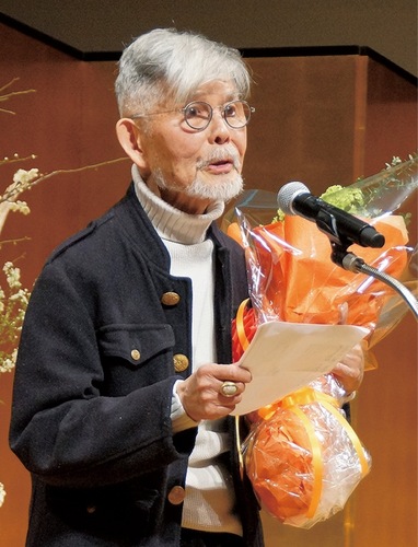 贈呈式の後、あいさつする高橋さん