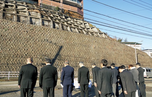 事後現場に向かい黙とうする市関係者ら