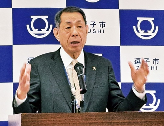 予算について説明する桐ケ谷市長