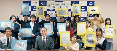 それぞれのデザイン画を手に笑顔の入賞者