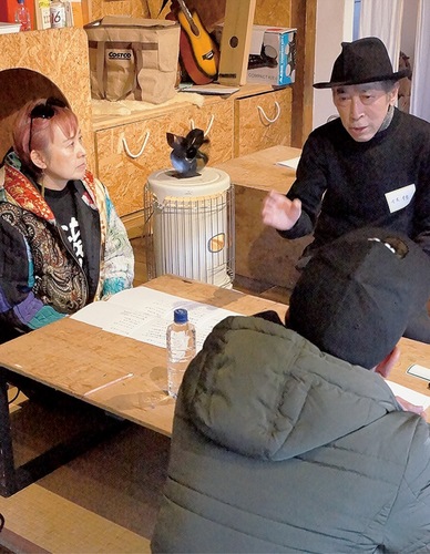 詩への思いを語るマスタカさん（右）