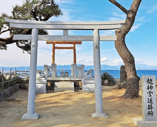 新造営された遥拝所。奥に赤い鳥居も見える。
