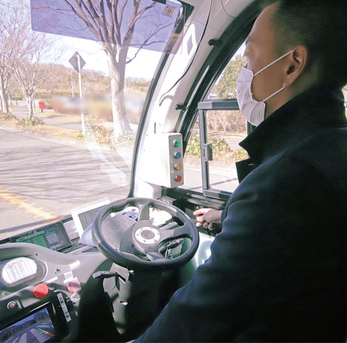 ハンドルに触れず左折を行う自動運転バス