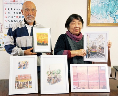 田野倉さんの作品を手にする長谷川静さん（右）と夫の忠弘さん