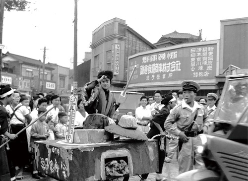 逗子銀座通りで商店街の街路灯設置を祝うパレード〈昭和28年〉