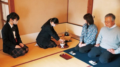 茶を点てる茶道部員