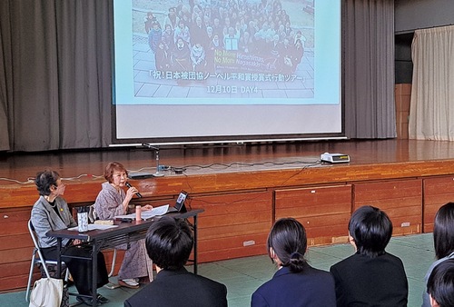 スライドを使い証言する福島さん（前列右）と西さん