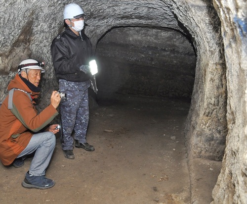 戦跡を調査する佐藤さん（左）