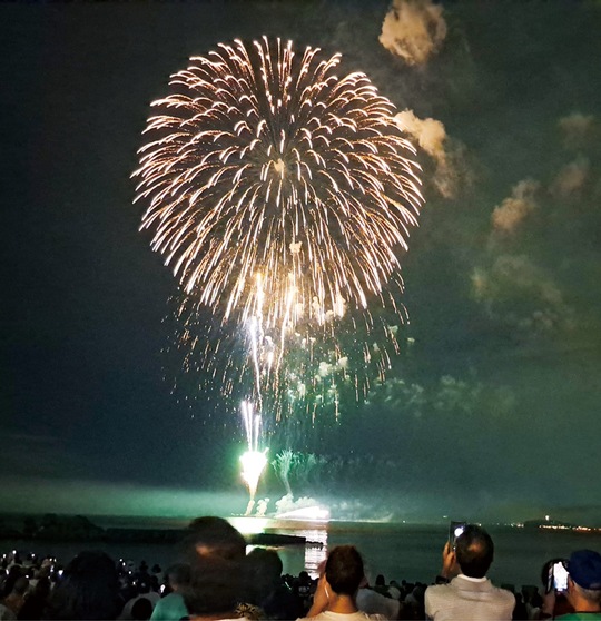 昨年の葉山海岸花火大会