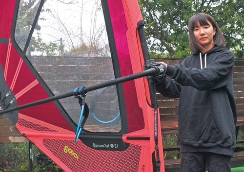 サポートを受けているメーカーのセイル。ピンク色がビーチで映える