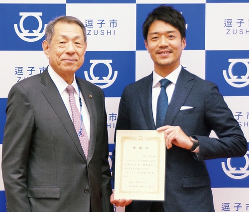 感謝状を手にする石川さん（右）と桐ケ谷市長