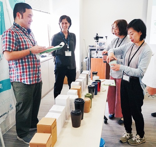 タンブラーをチェックする参加者