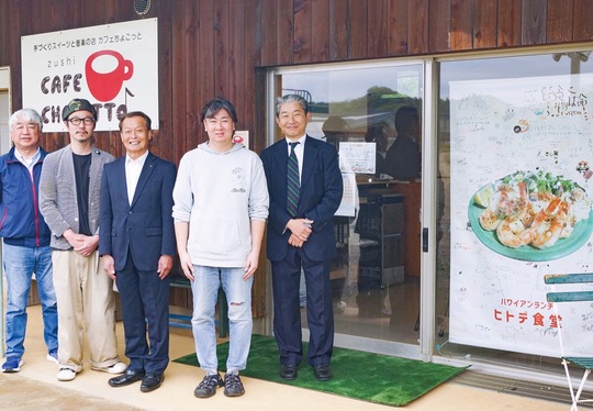 浅尾さん（右から２番目）と商工会関係者ら